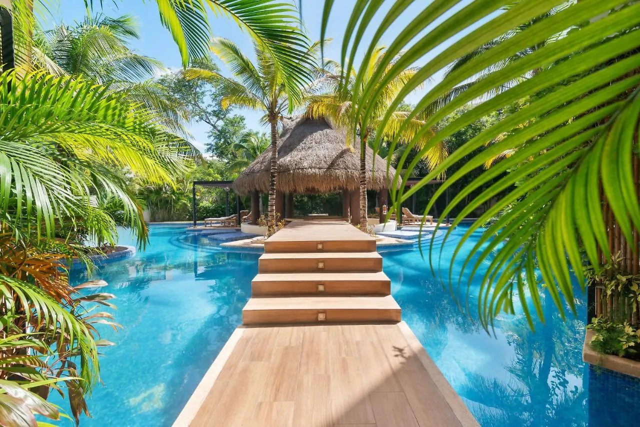 Tropical Elegance: Luxurious Apt With Pool View Tulum Apartment
