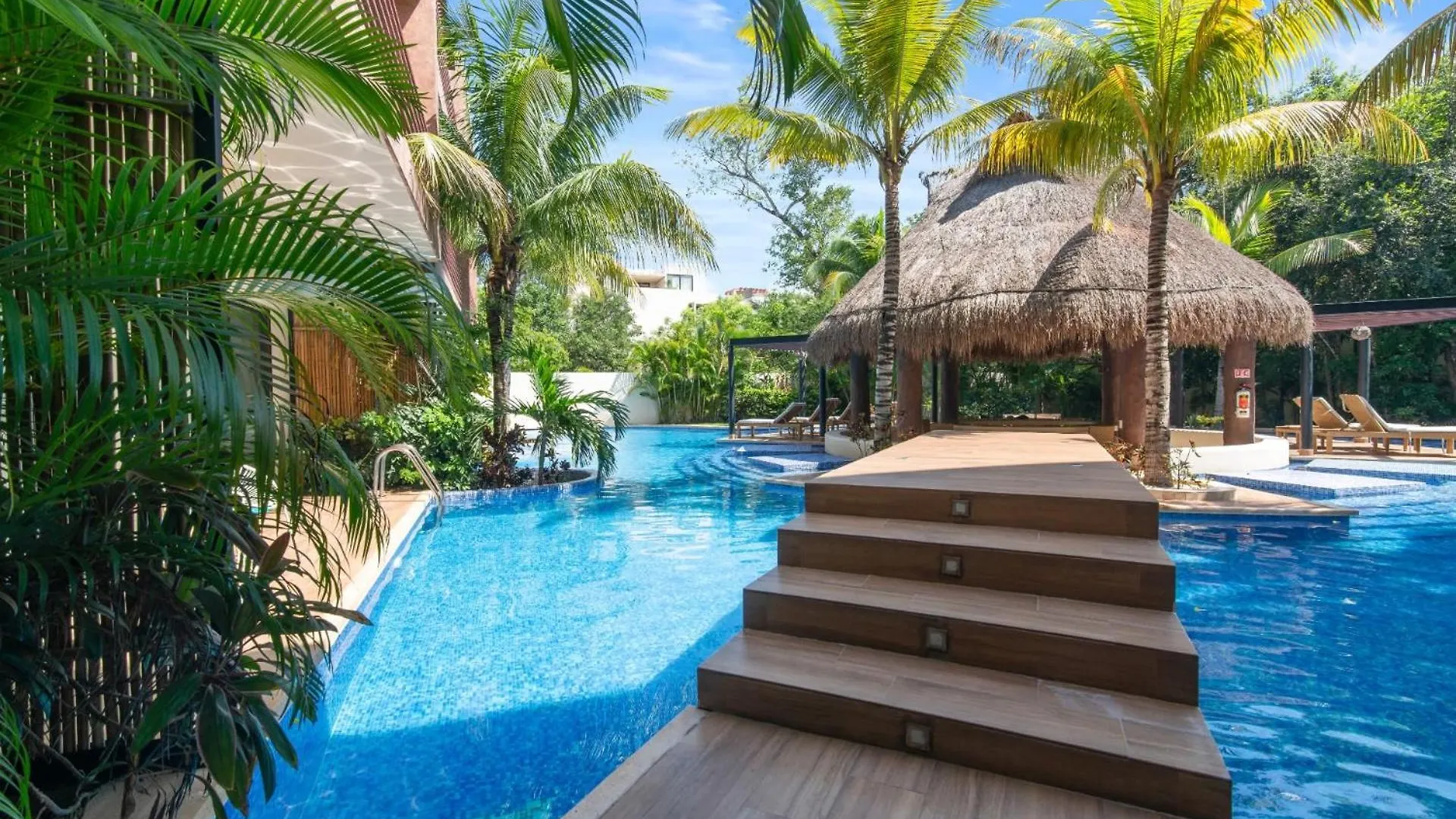 Tropical Elegance: Luxurious Apt With Pool View Tulum Apartment